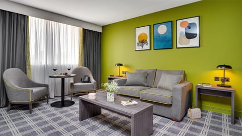 Premium bedding, in-room safe, desk, blackout drapes