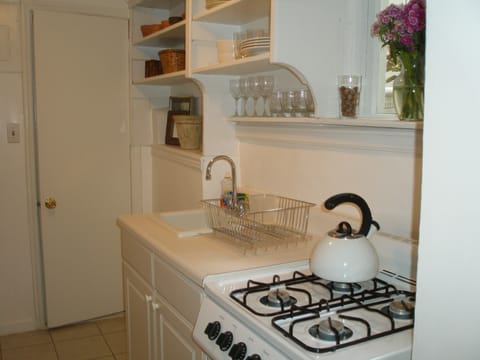 Garden Suite | Private kitchenette | Electric kettle, cookware/dishes/utensils