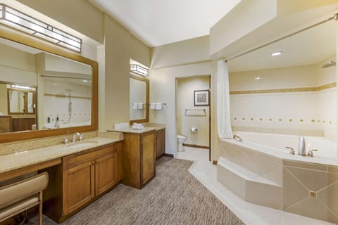 2 Bedroom 2 Kings Pool View Deluxe Suite | Bathroom | Combined shower/tub, free toiletries, hair dryer, towels