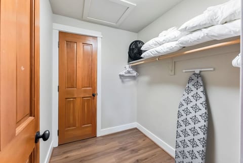 Bedroom 1: Adjustable king bed, upper floor, en-suite bathroom, mountain view, Smart TV