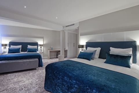 Family Room | Minibar, in-room safe, desk, blackout drapes