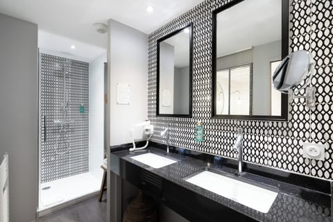 Premium Suite, 1 King Bed with Sofa bed | Bathroom | Shower, eco-friendly toiletries, hair dryer, towels