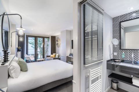 Junior Suite, 1 King Bed with Sofa bed | Premium bedding, in-room safe, desk, soundproofing