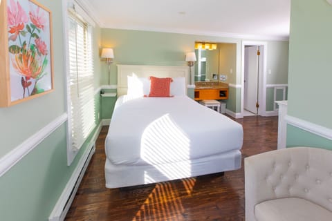 Deluxe Room, 1 Queen Bed, Harbor View | 1 bedroom, blackout drapes, iron/ironing board, free WiFi