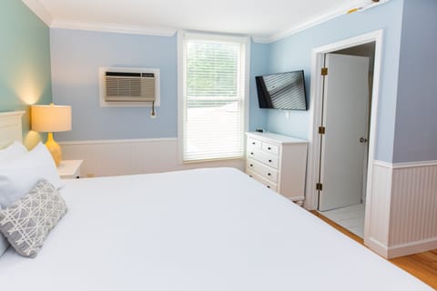 Traditional Room, 1 King Bed | 1 bedroom, blackout drapes, iron/ironing board, free WiFi