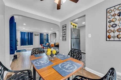 Picture-perfect dining!  This space is a true masterpiece of interior design.  ✨