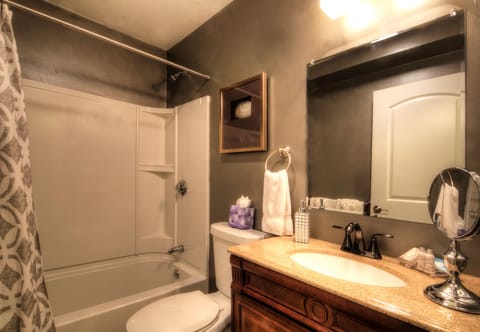 Deluxe Room, 1 King Bed (Room 15) | Bathroom | Free toiletries, hair dryer, towels