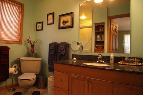 Family Quadruple Room, Ensuite | Bathroom | Shower, rainfall showerhead, free toiletries, hair dryer
