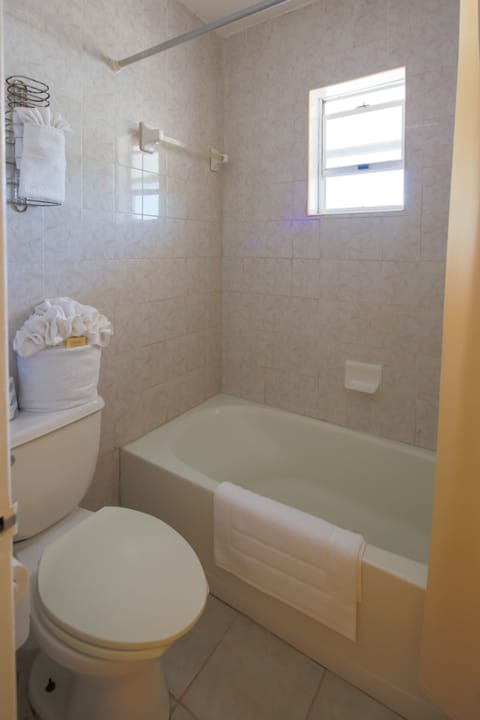 Junior Studio Suite | Bathroom | Combined shower/tub, hair dryer, towels