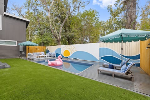 House 2 - Private Backyard, Pool and Outdoor Amenity Area