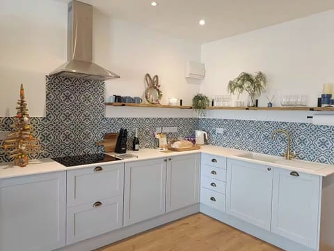 Cottage | Private kitchen | Fridge, microwave, oven, stovetop