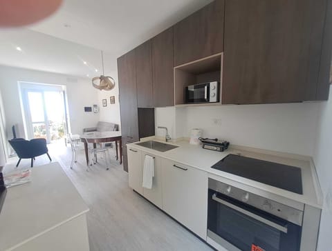 Apartment, Patio, Courtyard View | Private kitchen | Fridge, microwave, oven, stovetop