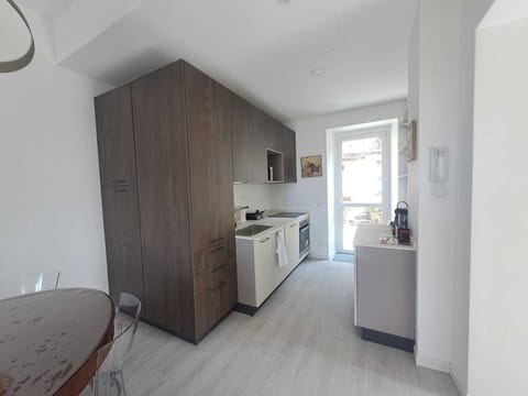 Apartment, Patio, Courtyard View | Private kitchen | Fridge, microwave, oven, stovetop