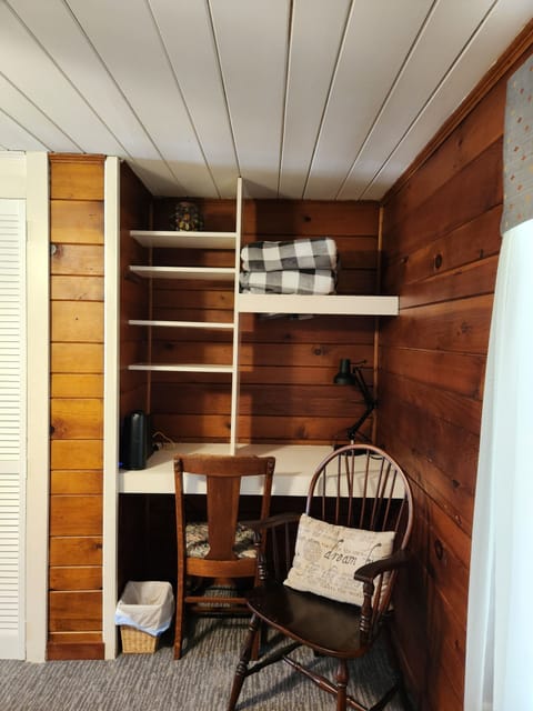 King Bedroom. Workstation