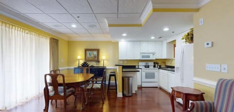 Signature Condo, 2 Bedrooms, Kitchen, River View (Condo 7) | In-room dining