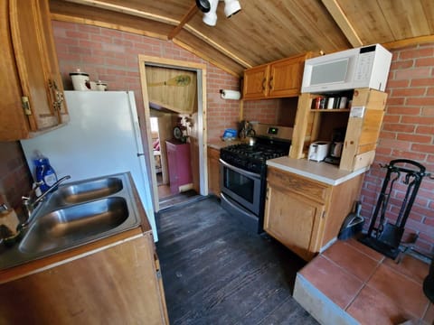 Cottage | Private kitchen | Fridge, microwave, coffee/tea maker