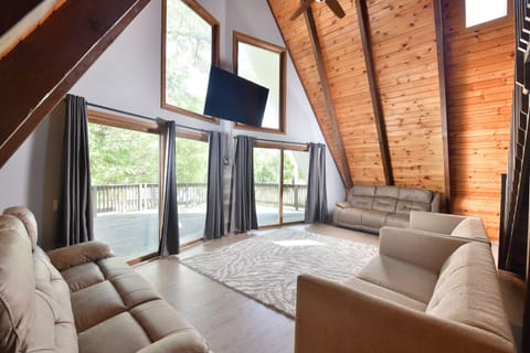 Royal Cabin | Living area | TV