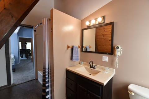 Royal Cabin | Bathroom | Combined shower/tub, hair dryer, towels, soap