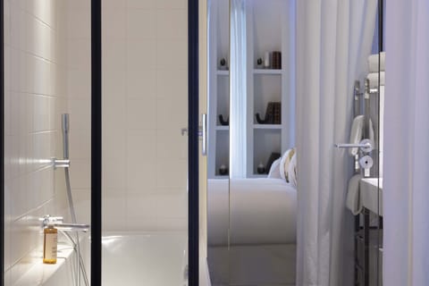 Superior Room | Bathroom | Combined shower/tub, free toiletries, hair dryer, slippers