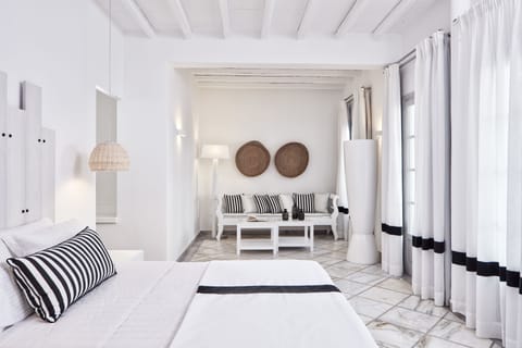 Junior Studio Suite, Jetted Tub | In-room safe, soundproofing, free WiFi, bed sheets