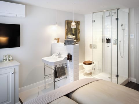 Basic Double Room | Bathroom | Shower, rainfall showerhead, designer toiletries, hair dryer