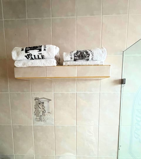 Standard Room | Bathroom | Shower, free toiletries, towels