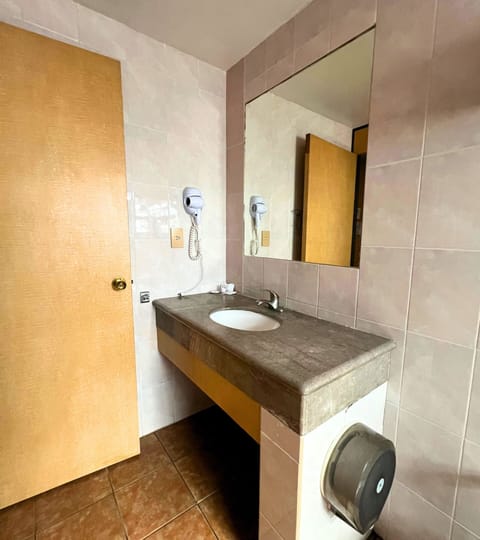 Standard Room | Bathroom | Shower, free toiletries, towels