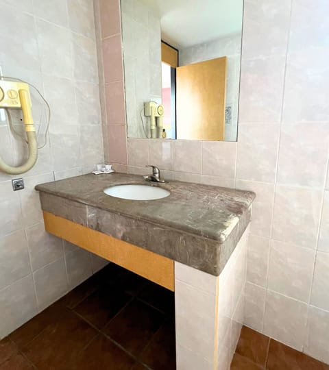 Standard Room | Bathroom | Shower, free toiletries, towels