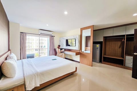 Room, 1 King Bed | In-room safe, desk, rollaway beds, free WiFi