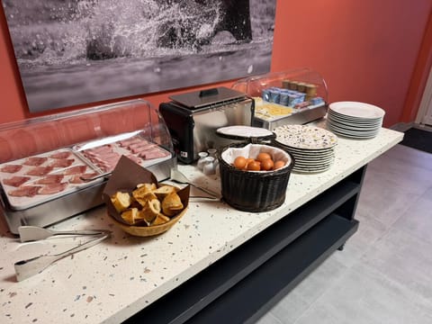Daily continental breakfast (EUR 12 per person)