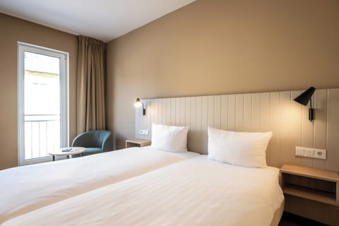 Comfort Double or Twin Room | In-room safe, desk, laptop workspace, bed sheets