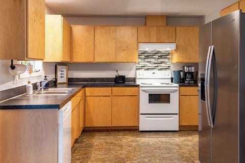 Fully appointed kitchen with everything you need to host your family.