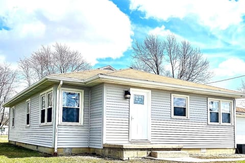 3Br/1Ba 1180 Sqft House on 1/2 Acre with Private Off-Street Parking