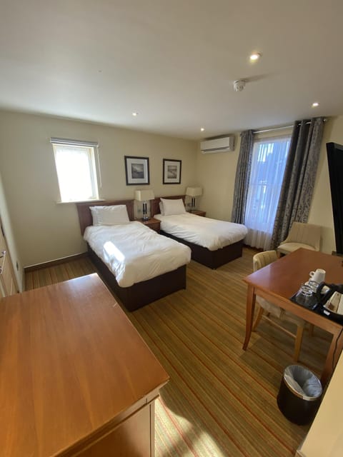 Family Suite | Desk, iron/ironing board, free WiFi, bed sheets