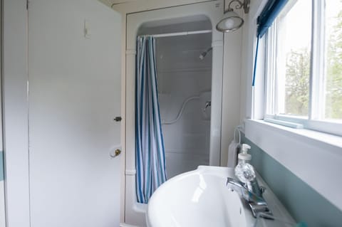 Comfort Cottage, 1 Bedroom, Kitchen, Ocean View | Bathroom | Shower, free toiletries, hair dryer, towels