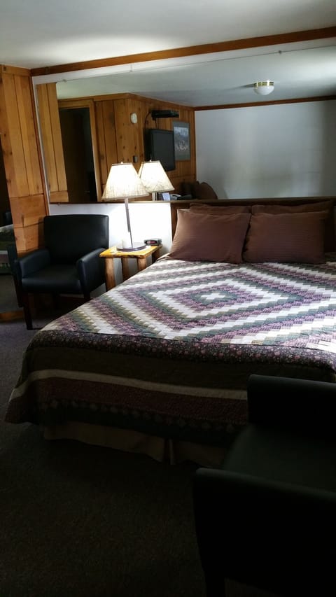 Room (1 Queen, 1 Bed - Off River:#17&23) | Premium bedding, Tempur-Pedic beds, desk, free WiFi