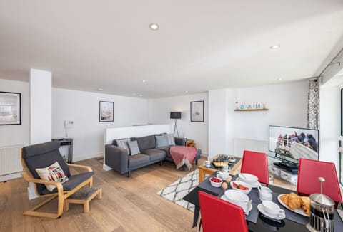 1 Ocean Gate is a beautifully bright and inviting one-bedroom apartment, just a short stroll from the world-renowned Fistral Beach