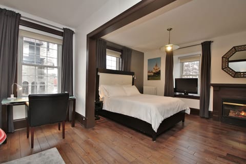 Deluxe Room, 1 Queen Bed, Fireplace | Egyptian cotton sheets, premium bedding, desk, laptop workspace