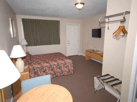 Deluxe Room, 1 Queen Bed, Non Smoking, Refrigerator & Microwave | Desk, free WiFi, bed sheets