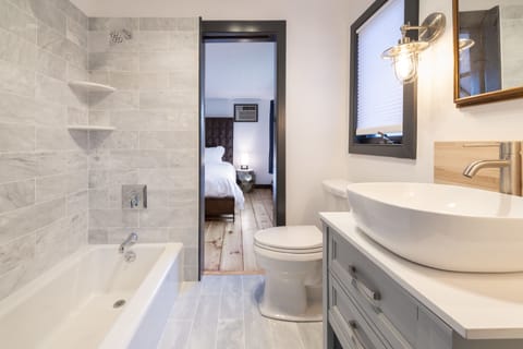 Deluxe Suite (Crow's Nest) | Bathroom | Shower, free toiletries, hair dryer, bathrobes