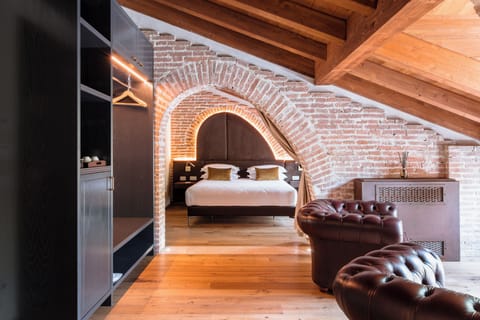 Junior Suite, Park View | In-room safe, desk, blackout drapes, soundproofing