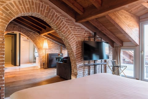 Junior Suite, Park View | In-room safe, desk, blackout drapes, soundproofing