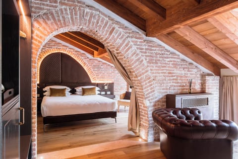 Junior Suite, Park View | In-room safe, desk, blackout drapes, soundproofing