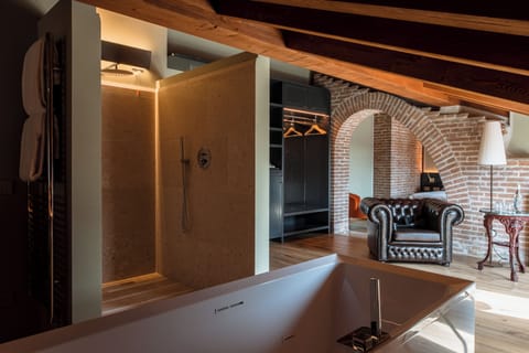 Suite, Lake View | In-room safe, desk, blackout drapes, soundproofing