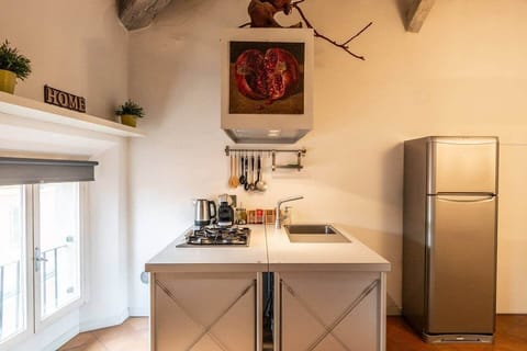 In cucina il Profumo di caffè, padelle che sfrigolano, e una cucina che ti invita a sentirti subito a casa. Qui cucinare diventa un piacere lento e familiare.