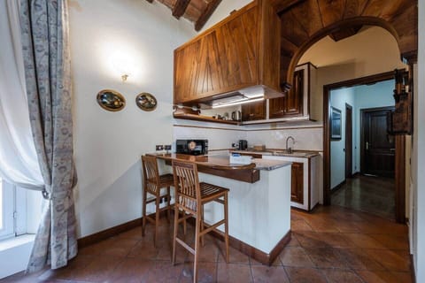 E' mattina stai preparando un caffè, con il suo profumo nell’aria, e ti siedi al tavolo apparecchiato per gustando un calice di vino o una buona colazione.