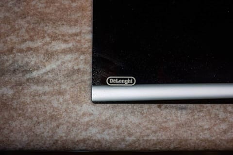 Piano cottura ad induzione DeLonghi.