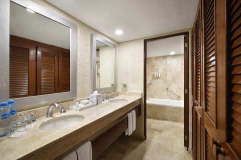 Family Villa All Inclusive | Bathroom | Free toiletries, hair dryer, bathrobes, towels