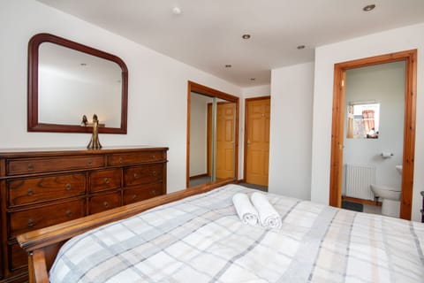 23 Redwood Bedroom4 3