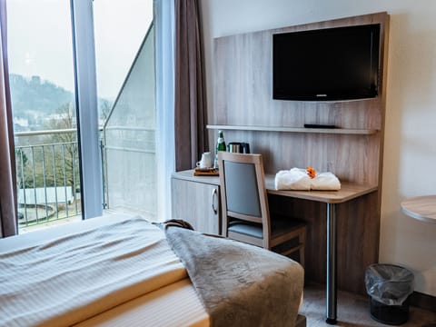 Single Room | Hypo-allergenic bedding, in-room safe, desk, laptop workspace